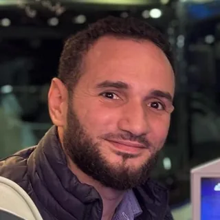 Portrait de Mehdi Boubaker, directeur général et cofondateur d’AutoQuote, à bord d’un autocar